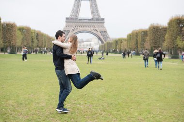 Paris 'teki genç çift