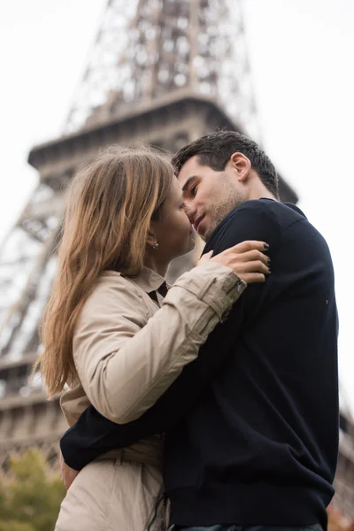 Jovem casal em Paris — Fotografia de Stock