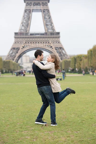 Νεαρό ζευγάρι στο Παρίσι — Φωτογραφία Αρχείου