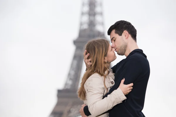 Mladý pár v Paříži — Stock fotografie
