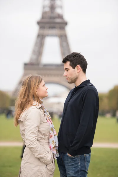 Młoda para w Paryżu — Zdjęcie stockowe