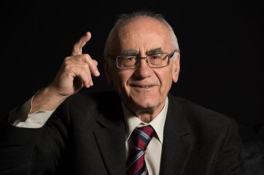 siyah arka plan üzerine üst düzey iş adamı