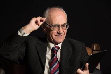 tablet pc ile üst düzey iş adamı