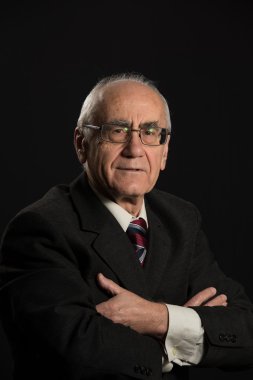 siyah arka plan üzerine üst düzey iş adamı