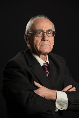 siyah arka plan üzerine üst düzey iş adamı