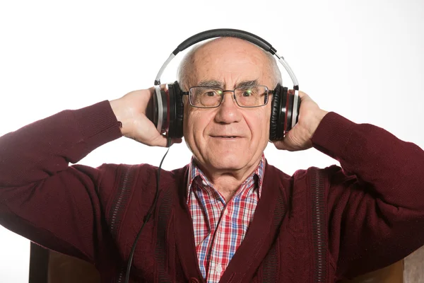 Viejo escucha música — Foto de Stock