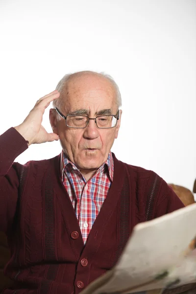 Oude man lezing newspapper — Stockfoto