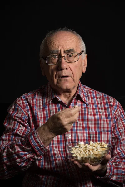 Uomo anziano guarda la tv — Foto Stock