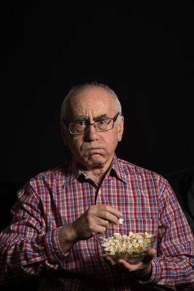 Uomo anziano guarda la tv — Foto Stock