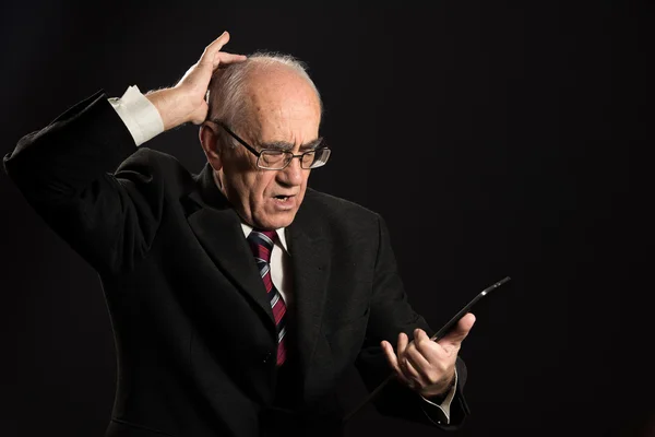 Senior zakenman met tablet pc — Stockfoto