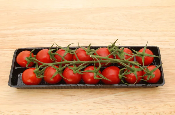 Tomaatit pöydällä — kuvapankkivalokuva