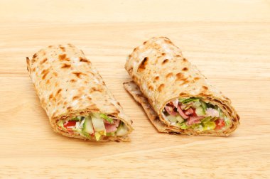 Bir gemide sandviç tamamladı