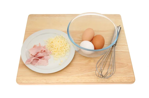 Ingredientes de omelete em um conselho — Fotografia de Stock