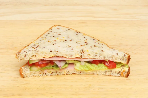 Bir tahta üzerinde taze sandviç — Stok fotoğraf