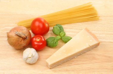 Spagetti malzemelerin bir tahta üzerine