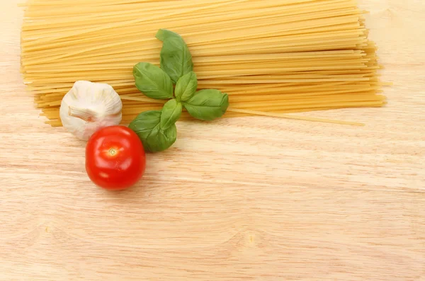 Spaghetti, knoflook, tomaat en basilicum — Stockfoto