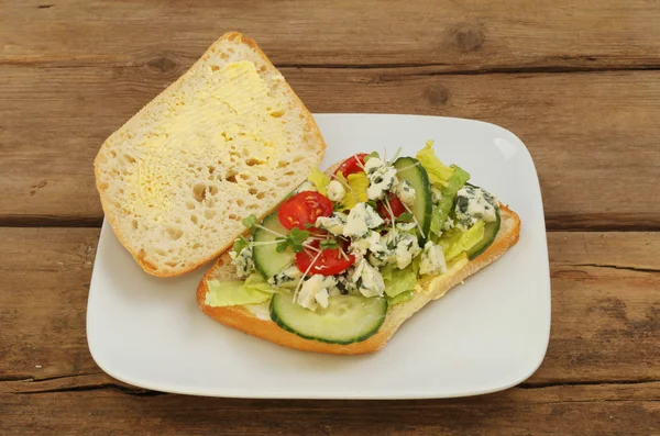 Mavi peyniri salatası ciabatta üzerinde — Stok fotoğraf