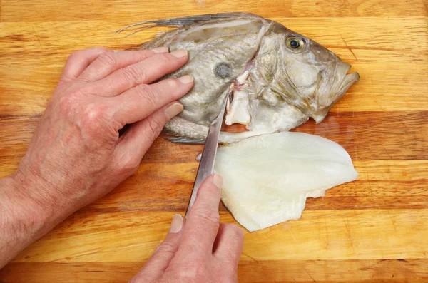 Filetieren eines Fisches — Stockfoto