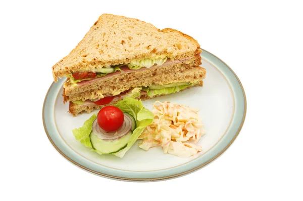 Schinkensalat und Sandwich auf Teller — Stockfoto