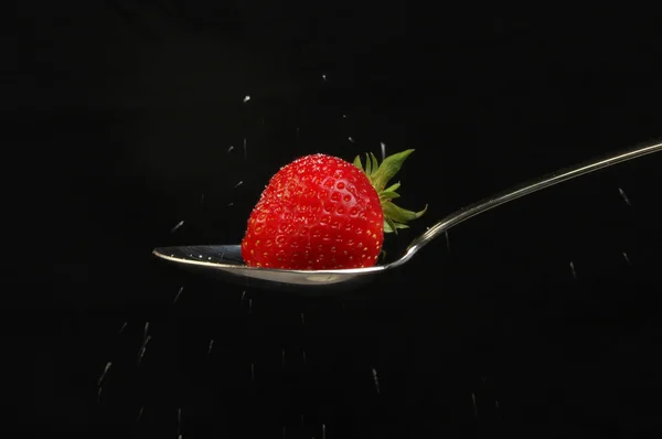 Rijpe aardbeien op een lepel — Stockfoto