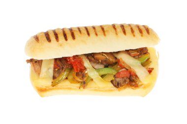 Biftek, soğan, biber, domates ve emmental peynirli panini beyaza karşı izole edilmiş.