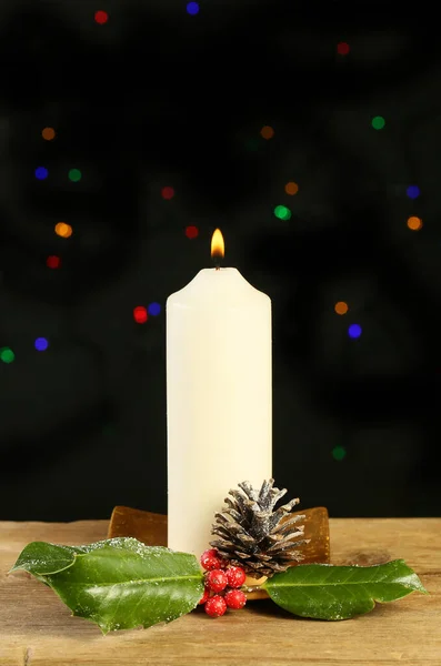 Brännande Ljus Med Järnek Och Pinecone Mot Bakgrund Bokeh Julbelysning — Stockfoto