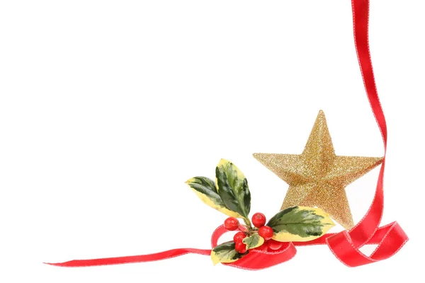 クリスマスをテーマにしたボーダー ドレープとコイル状のレッドリボンとバリエーション豊かなホリーとゴールドの輝きスターは白に対して隔離 — ストック写真