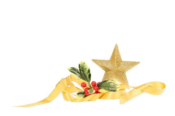 Weihnachtsmotiv Goldener Glitzerstern Mit Aufgerolltem Goldband Und Buntem Stechpalmen Isoliert — Stockfoto