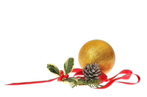 クリスマスの装飾 季節の葉を持つ金の輝きの泡と白に対して隔離されたコイル状の赤いリボン — ストック写真