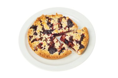 Plumb, beyaza karşı izole edilmiş bir tabakta kesilmiş bir dilim ile parçalanmış.