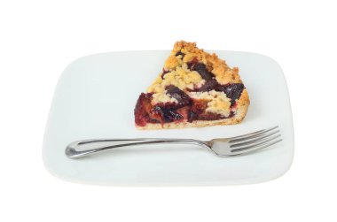 Beyazlara karşı izole edilmiş bir tabakta çatallı turta dilimi.