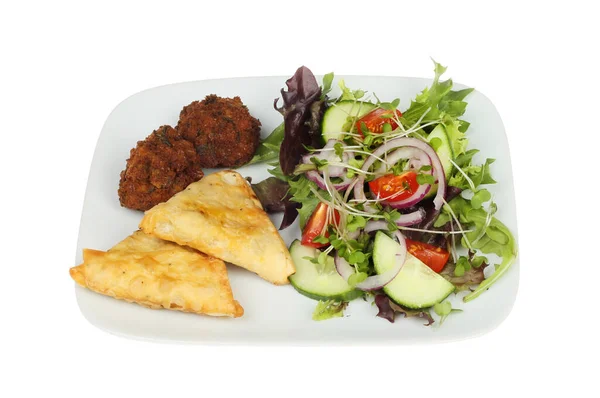 Samosa Falafels Met Een Salade Een Plaat Geïsoleerd Tegen Wit — Stockfoto