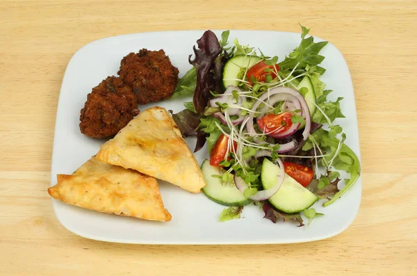 Samosa Und Falafel Mit Salat Auf Einem Teller Auf Einer — Stockfoto