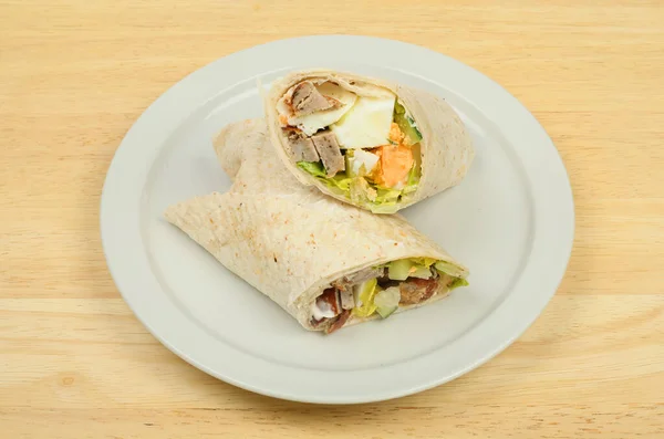 Wraps Mit Wurst Und Salat Auf Einem Teller Auf Einer — Stockfoto