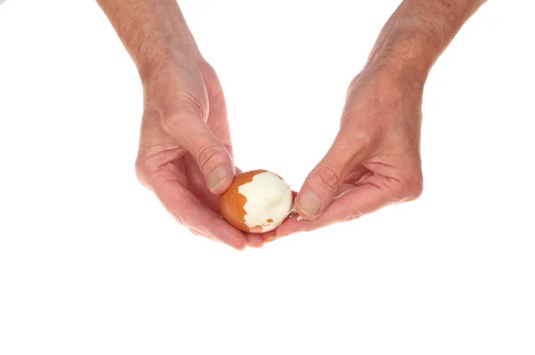 Mãos descascando ovo — Fotografia de Stock