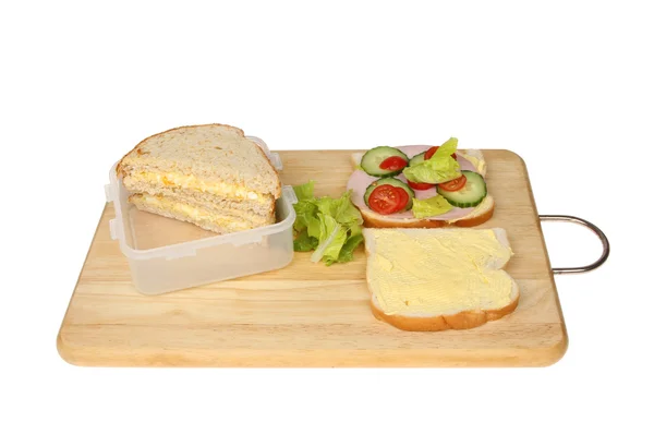 Сэндвичи и ингредиенты на борту — стоковое фото