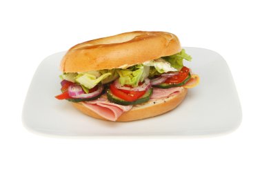 Jambon salata simit bir plaka üzerinde