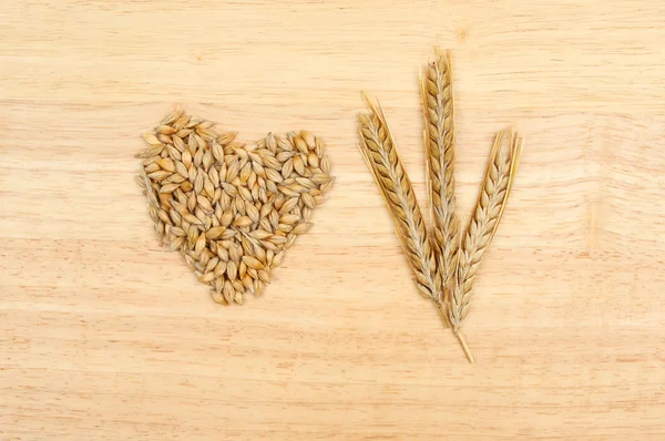 Orecchie di grano e cuore di grano — Foto Stock