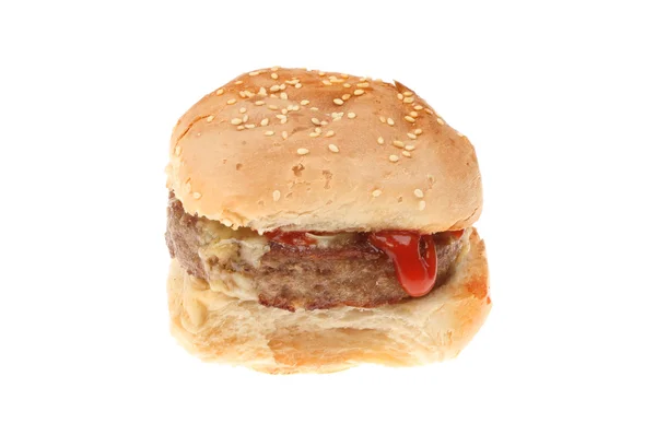 Cheeseburger in een broodje met tomatenketchup — Stockfoto