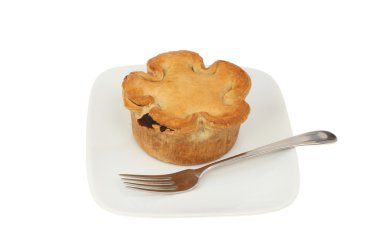 Tüm etli börek bir plaka üzerinde