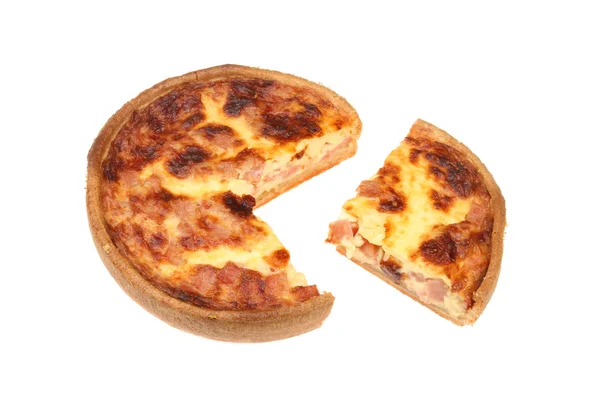 Quiche lorraine met een schijfje uitgesneden — Stockfoto