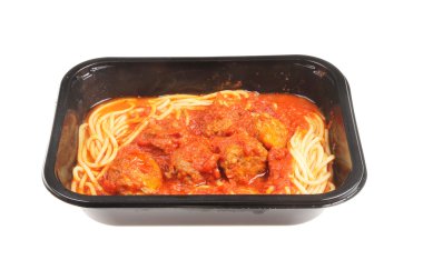 Köfte ve spagetti plastik bir kutu içinde