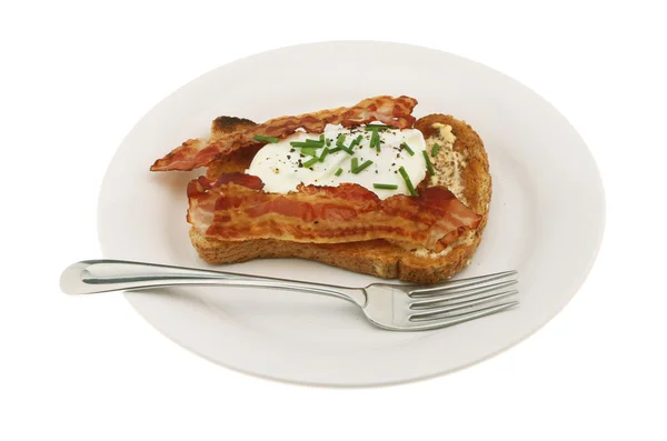 Poached egg and pancetta — Stock Photo, Image