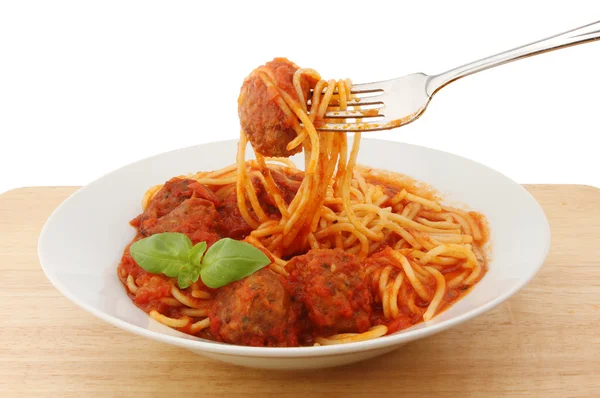 Spaghetti med kött bollar i en skål — Stockfoto