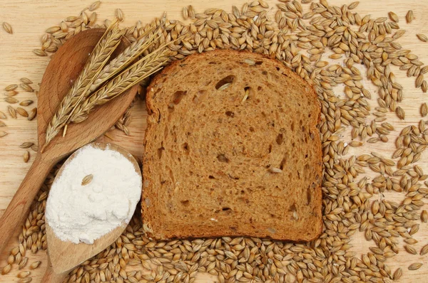 Pan integral con espigas y cebada — Foto de Stock