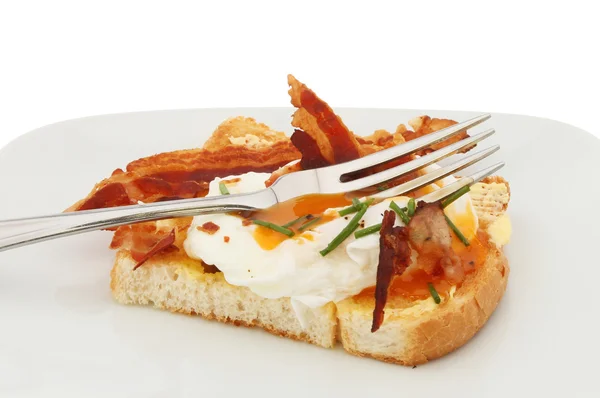 Uovo in camicia sul pane tostato — Foto Stock
