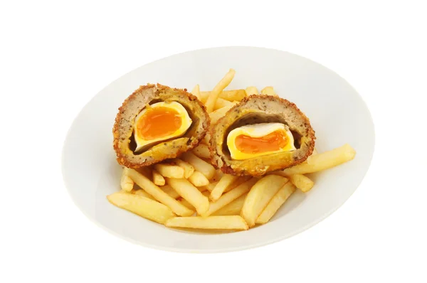 Шотландські яйця і чіпси — стокове фото