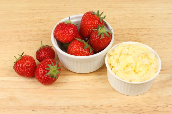 Fragole e panna coagulata — Foto Stock