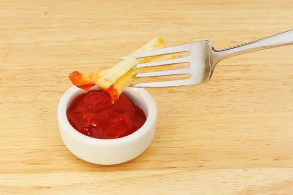 Batatas fritas com ketchup de tomate — Fotografia de Stock