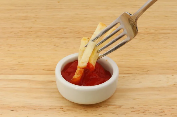 Frietjes met tomatenketchup — Stockfoto